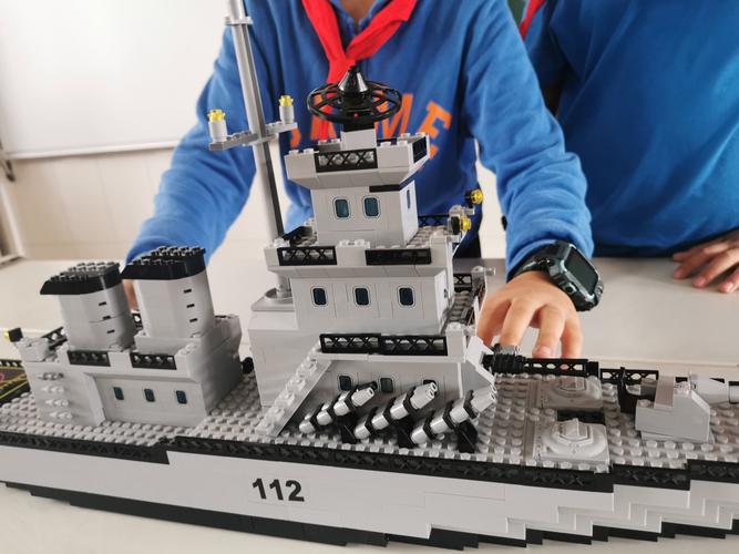 历时一个月拼成的"军舰"乐高