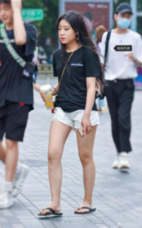 小姐姐穿着可爱的人字拖出街