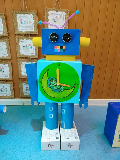 因此我园进行了教师"手工机器人制作大赛",利用废旧