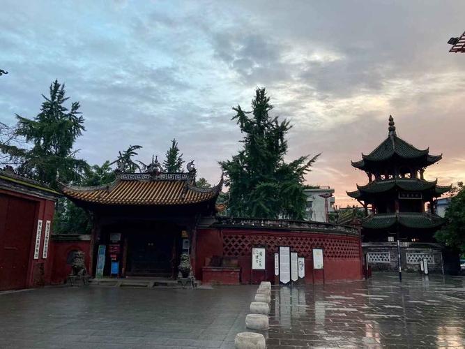 [行行摄摄]朝霞映着犍为文庙广场