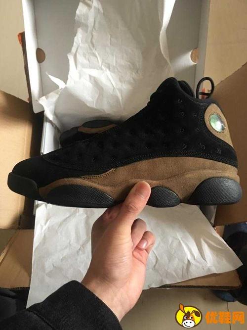 老气的包装经典的aj13鞋盒黑色和橄榄色结合秋冬很适合,搭配起来无敌!