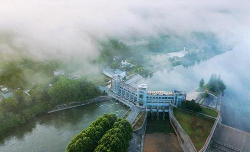 淠河灌区的渠首横排头枢纽正在放水