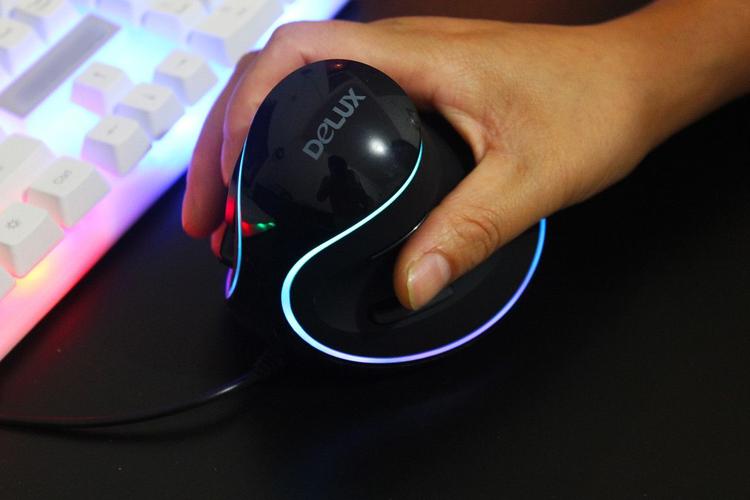 造型独特绚丽多彩的人体工程学垂直鼠标-多彩立健m618plus