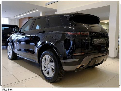 路虎揽胜极光进店实拍!黑色涂装,搭2.0t引擎,配车顶扰流板