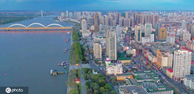 初夏时节 哈尔滨松花江夜景璀璨