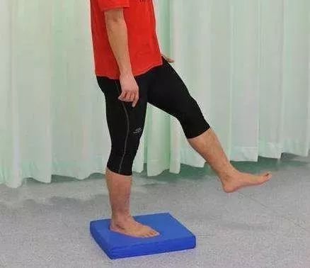 立位平衡训练之单腿站立   erhainews.com