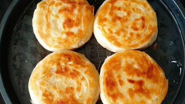 外面卖4元一个的鲜肉饼,一口锅就能做,十块做好几个,先收藏了