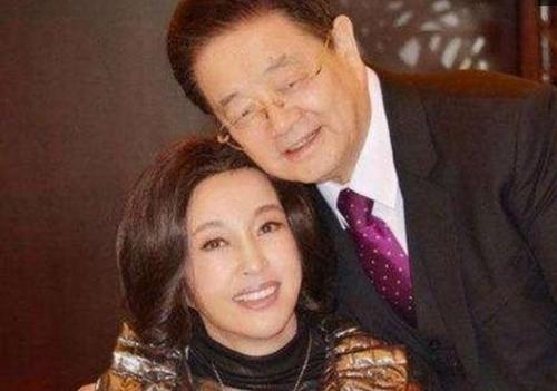 刘晓庆与75岁丈夫王晓玉近照曝光