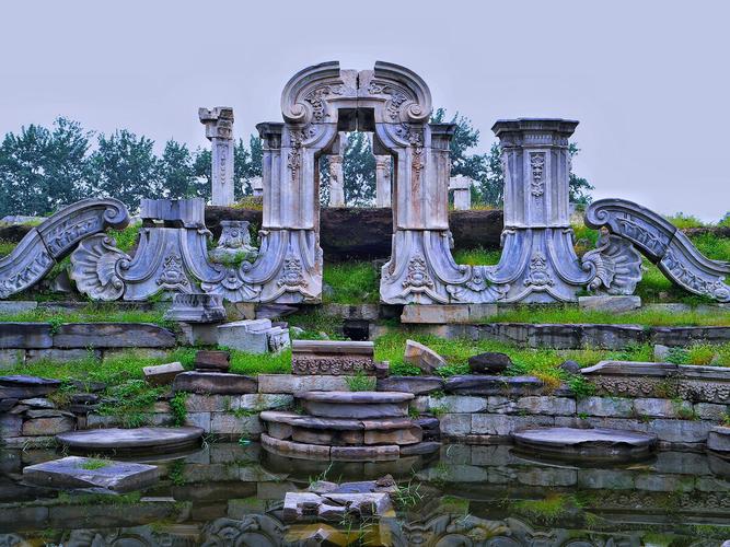 悲壮的遗址圆明园