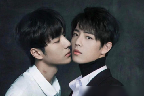 肖战王一博写真流出,看到两人直接的距离,网友:都快要