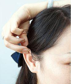 第一步:按摩耳前三穴.用食指指面按揉耳门,听宫及听会三个穴位.