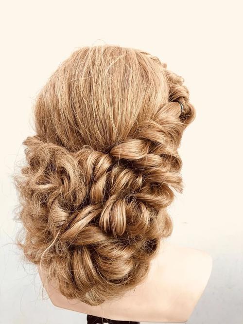 盘发高贵典雅晚宴发型动图演绎