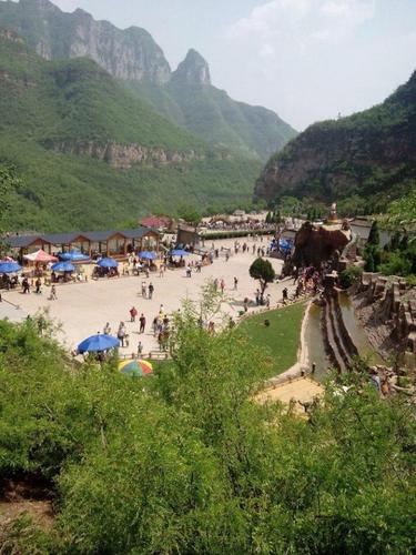 五龙口是国家级猕猴自然保护区,景区内还有丰富的温泉