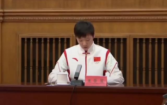 晚归有原因肖战亲自去接徒弟王曼昱受重视拍照坐c位