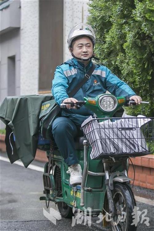 疫情期间,徐龙24小时待命,每天高负荷工作12小时以上,累计出班160趟