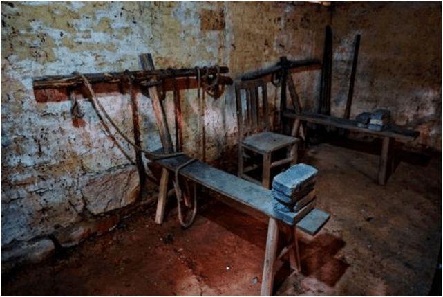 结构简单的"老虎凳"有多厉害?只需垫上3块砖头便让犯人招供