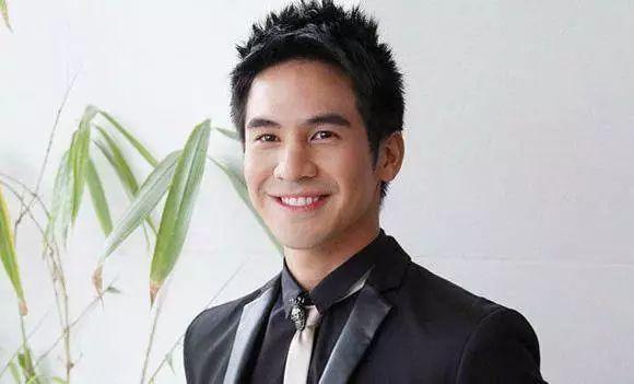 饰演男主的是泰国知名演员pope tanawat wattanaputi…一般人都记不住