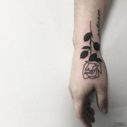 虎口黑色玫瑰花纹身图案