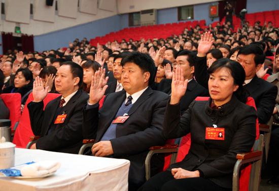 市人大代表举手表决