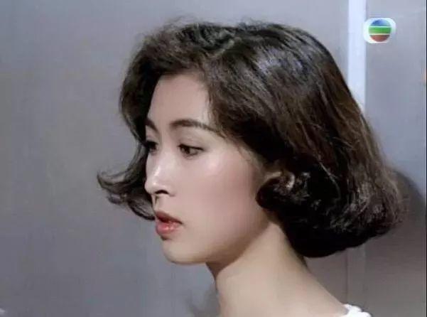 港风bobo港风bob头是20世纪90年代香港最受欢迎的发型之一,那时候最