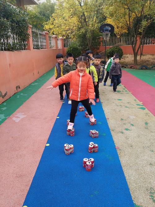 梅花桩锻炼孩子们身体的平衡能力,宝贝们棒棒哒!