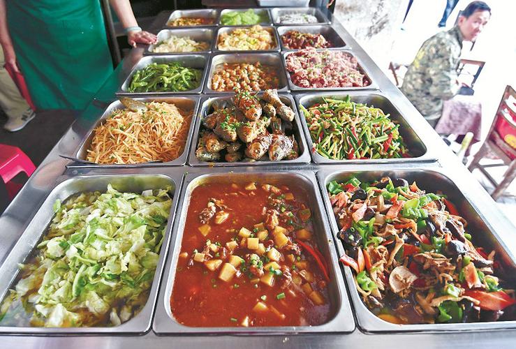 图为:快餐店内菜品丰富