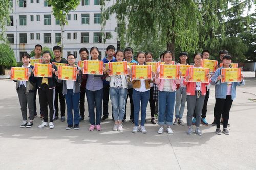 分析反思 加油前行,家校合力 共铸辉煌-----卢氏县育才中学举行2017届