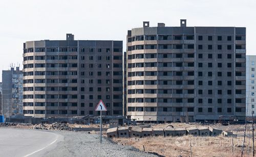 废弃的高层建筑在诺里尔斯克