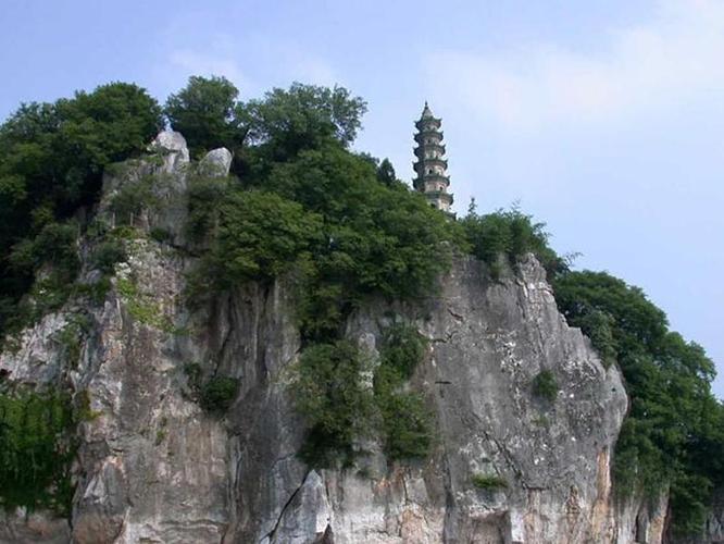 双港镇位于鄱阳县西南部,北濒我国第一大淡水湖——鄱阳湖,南临赣东北