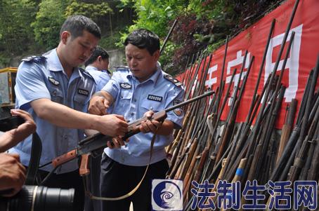 小学生缉枪治爆手抄报 小学生手抄报