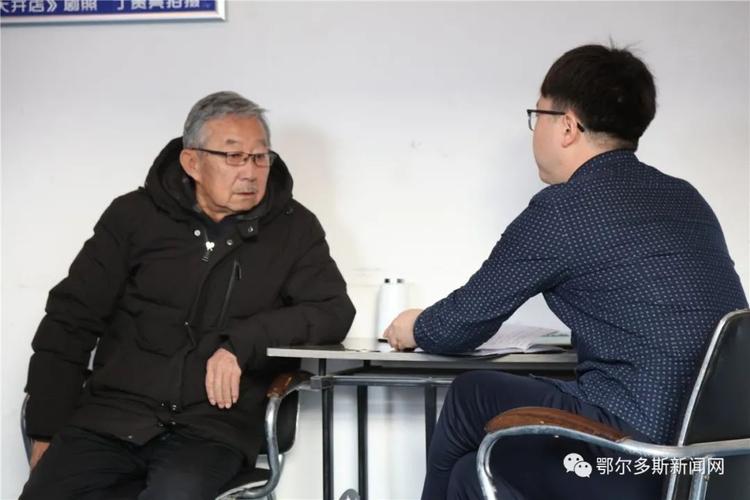 自治区级道情传承人贾二娃(左)接受记者采访.