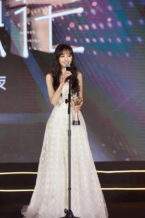 郑爽抹胸纱裙郑爽粉色抹胸纱裙好美