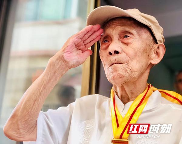 向祥生今年95岁,虽然年事已高,但依旧精神矍铄.