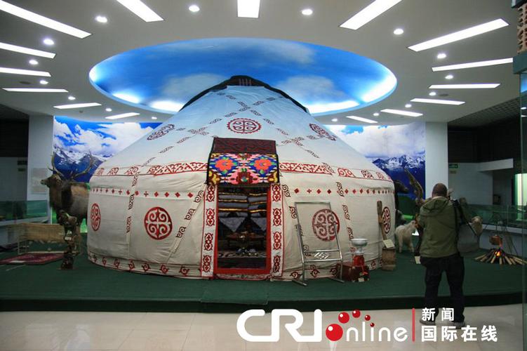 这是哈萨克族的毡房,土耳其记者里里外外拍个不停.摄影高连忠