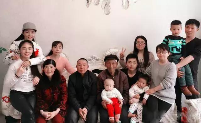 王二妮全家照,父母很朴实,送初恋老公豪车,今投身公益