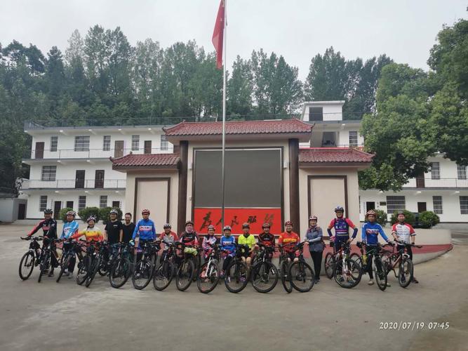 喜德盛老板山客组织大家骑行淅川县毛堂乡银杏树沟村芈月山玫瑰谷,晨