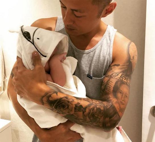 余文乐晒儿子近照,抱娃姿势很娴熟,粗壮的大花臂太抢镜