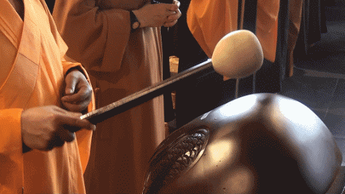 木鱼声声(图片来源:菩萨在线 摄影:妙静)