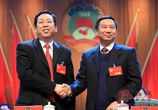 图:县政协党组书记夏崇礼(图右)当选县政协主席.