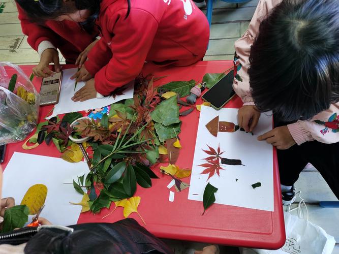 《树叶粘贴画》秋天的叶子