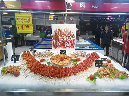 对超市来说,经常变换商品陈列,可使顾客对店铺始终有新鲜感,不断刺激