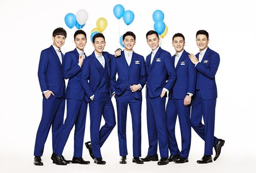 厦航发布全新男空乘员制服 首创"暖男"围裙凸显有爱