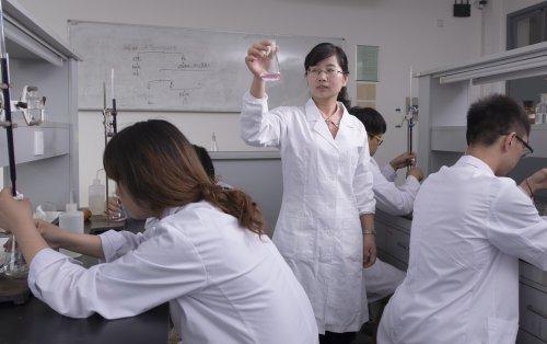 营养与食品卫生专业学生在实验室,进行检测实训操作