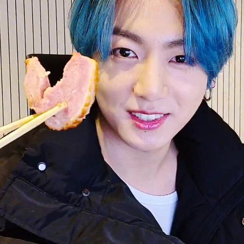 田柾国蓝发真帅,开学前一天看到帅哥的直播,谢谢上帝感谢我,未来半个