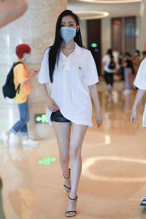 张天爱长发披肩清纯可人 穿热裤秀纤细美腿