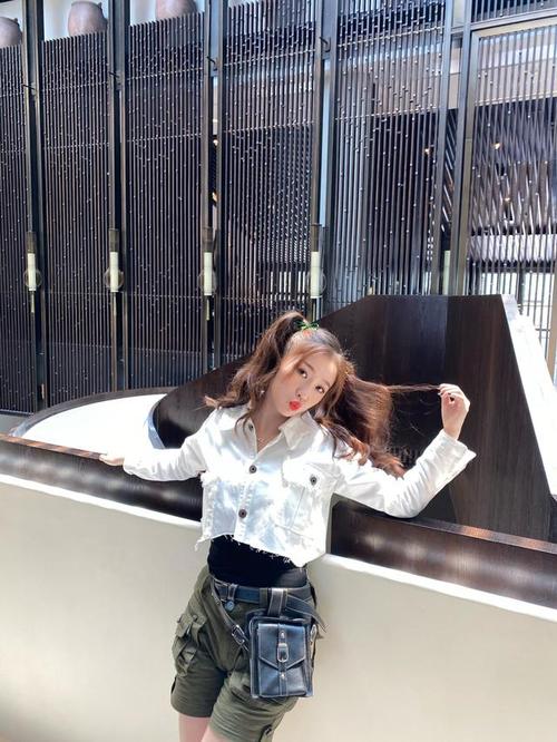 虞书欣节目造型分享,白色毛边牛仔衣和军绿短裤,满满