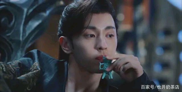 《香蜜》:旭凤魔尊正装,黑色深v,黑色战袍,红色新袍