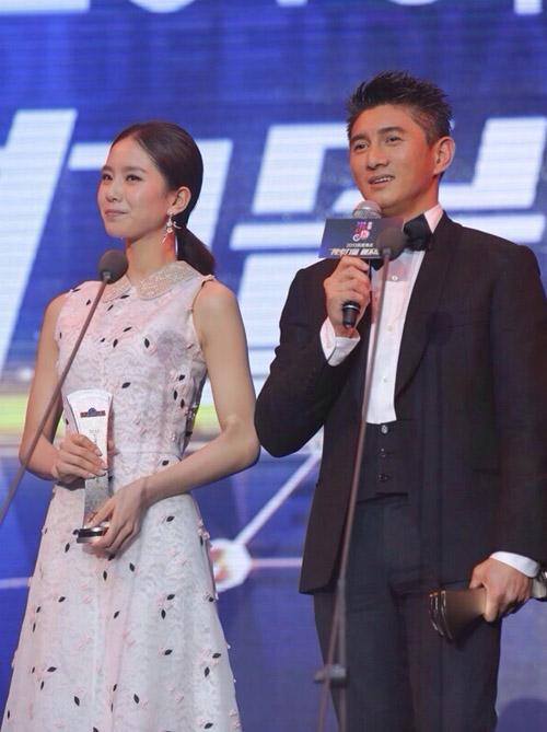 刘诗诗穿no.21白色连衣裙与吴奇隆出席百度沸点颁奖典礼