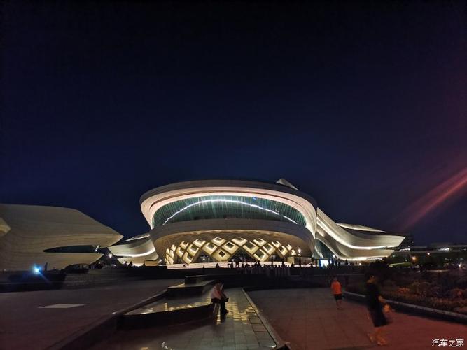 驾逸动赏梅溪湖国际大剧院夜景