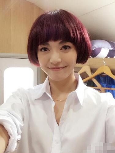 照片中,姚晨梳着齐耳短发,搭配齐眉刘海,身穿白色衬衫及蓝色短裤,或是